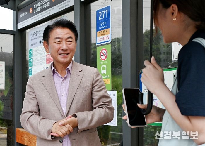 김동근 시장이 7월 17일 G6100번 전세버스 정류소에서 한 시민과 소통하고 있다.