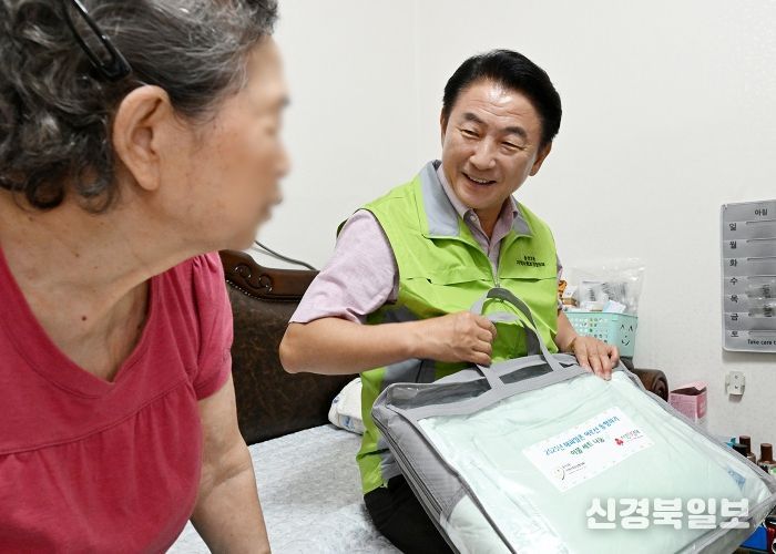 김동근 시장이 7월 17일 ‘모두의돌봄’(돌봄 삶의 현장)의 일환으로 독거노인 가정을 방문해 후원물품을 전달하고 생활 여건을 살폈다.