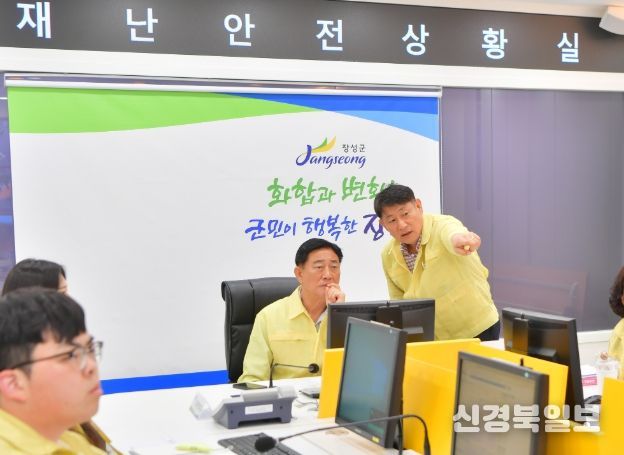 김한종 장성군수가 17일 재난안전상황실에서 호우상황을 확인하고 있다.