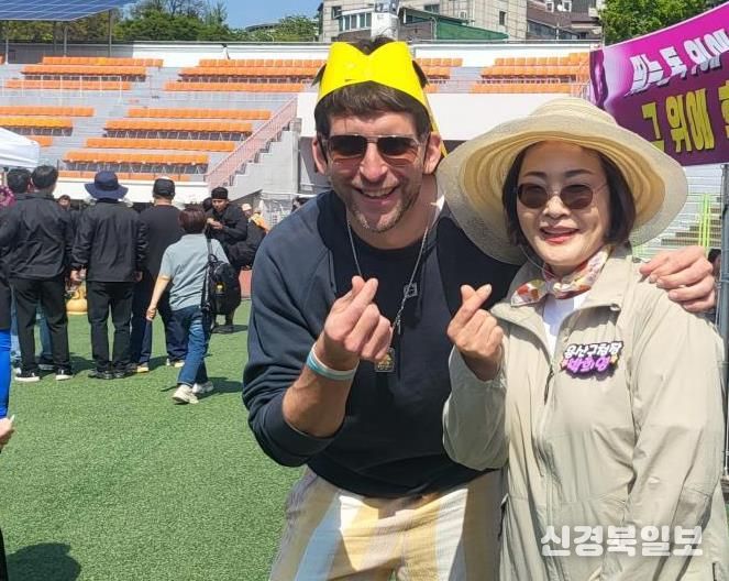 올해 4월 용산구민 한마음 체육대회에서 박희영 용산구청장(오른쪽)과 용산2가동 외국인 주민 벤자민 스핑크 씨가 포즈를 취하고 있다.