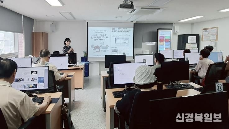 난곡동 정보화 교육장에서 온라인 세금 납부 방법을 배우는 어르신들
