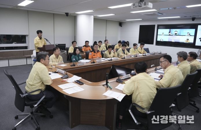 강기정 광주광역시장이 17일 오후 11시 시청 17층 재난안전대책본부 회의실에서 열린 '호우 대비 상황판단회의'에 참석해 회의를 주재하고 있다./광주광역시 제공