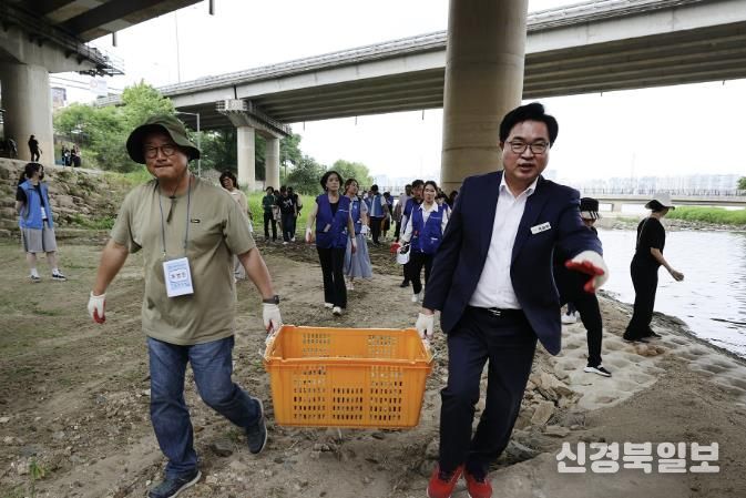 지난 6월 서울 동작구 반포천교 인근에서 열린 ‘소하천 생태 살리기 캠페인’에 참여한 박일하 동작구청장