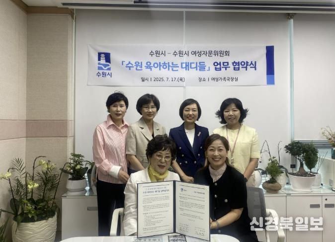 업무 협약 후 기념촬영을 하고 있다