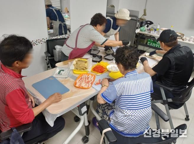 “혼자 살지만 혼자가 아니에요”… 정읍시 ‘온(溫)온(ON)’사업 호응(요리교실).