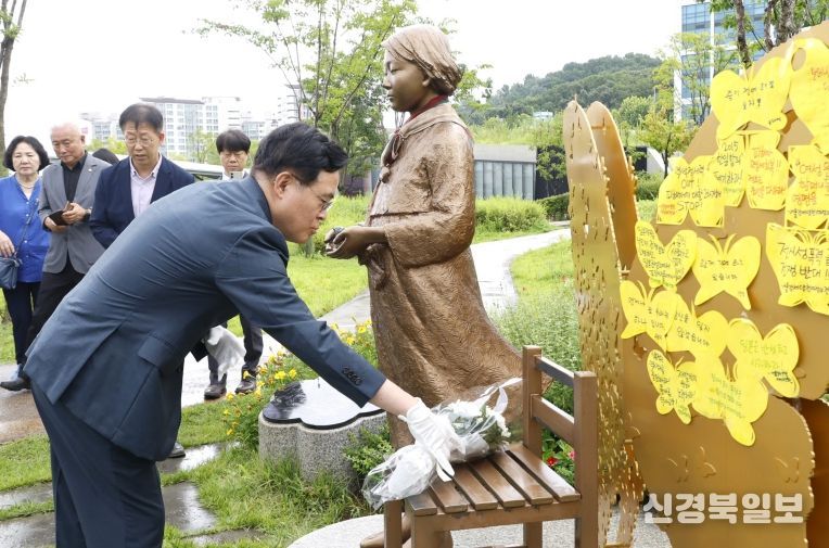 평화의 소녀상 참배