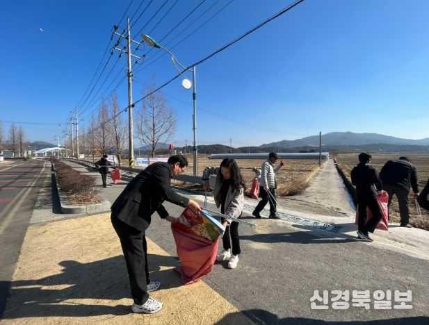 보성군, 다시 뛰는 ‘클린600’ 쓰레기 대물림 끊고 깨끗한 농촌 환경으로_주민들과 함께 쓰레기를 줍고 있다