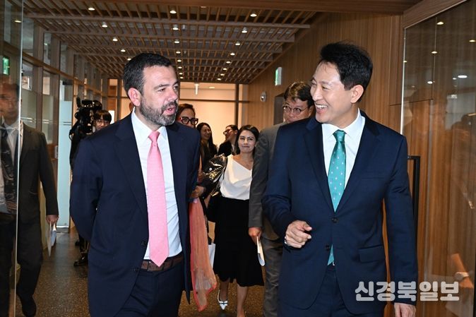 오세훈 서울시장이 26일 카를로스 페르난도 갈란 보고타시장을 배웅하며 대화를 나누고 있다.