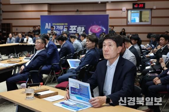 이강덕 포항시장은 12일 시청 대회의실에서 9월 확대간부회의를 주재하며 지역 경제를 활성화하기 위한 현안업무 추진에 총력을 다해줄 것을 강조했다.