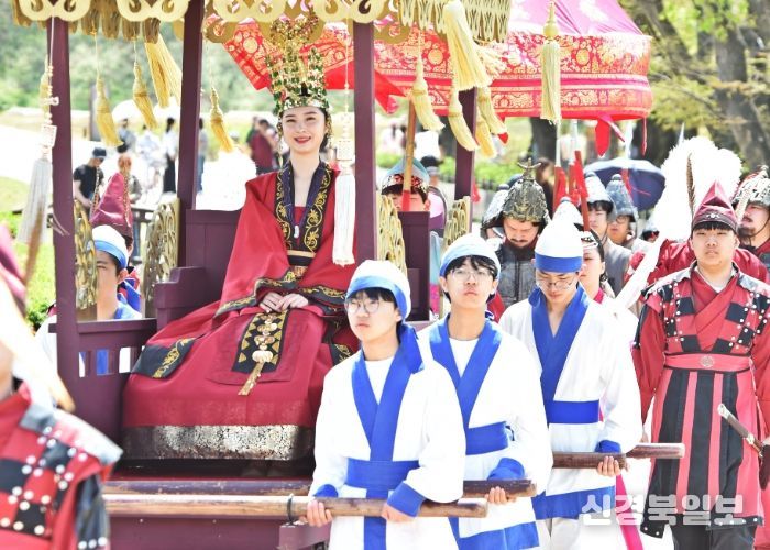 경주시 동부사적지에서 열린 ‘신라 선덕여왕 첨성대에 행차하다’ 행사에서 선덕여왕 복식으로 분장한 인물이 가마(보연)를 타고 행렬을 재현하고 있다.