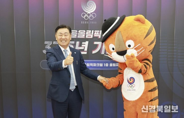 17일 서울올림픽파크텔에서 열린 서울올림픽 개최 37주년 기념식에 김관영 전북특별자치도지사와 유승민 대한체육회장, 하형주 국민체육진흥공단 이사장을 비롯한 참석자들이 퍼포먼스를 하고 있다