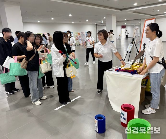 지난 10년간 추진해 온 치매보듬마을 사업의 기념 전시회가 열리고 있다.