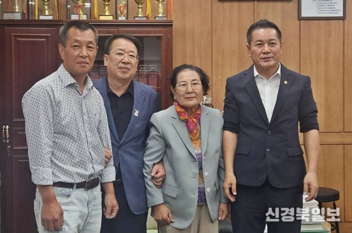 사진 왼쪽부터 정재우 불국동체육회장, 이채두 불국동장, 엄정자 여사(백승엽 대승그룹 회장 모친), 백승엽 대승그룹 회장이 15일 불국동 행정복지센터에서 열린 발전기금 및 물품 전달식 후 기념촬영을 하고 있다.