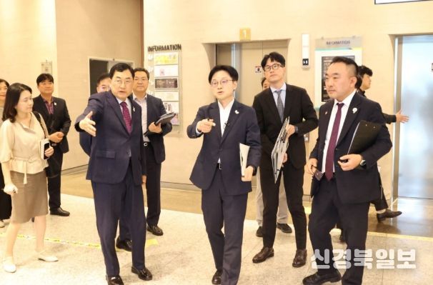 김정관 산업통상자원부 장관과 주낙영 경주시장이 18일 경주예술의전당에서 APEC 경제인행사 준비 상황을 점검하고 있다.