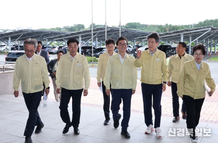 포항시는 19일 해양수산부와 함께 포항 영일만항을 방문했다.