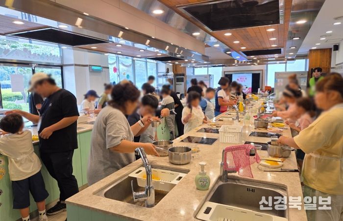 영천시 드림스타트 가족들이 지난 20일 ‘꿈 가득 행복 ON’ 가족 체험학습에서 양갱 만들기 체험을 하고, 밀양기상과학관을 방문했다.