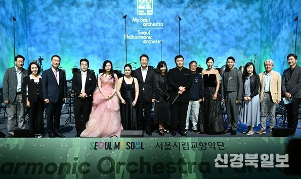 오세훈 서울시장이 20일(토), 북서울꿈의숲 청운답원에서 열린 ‘서울시향 파크 콘서트’에서 서울시향 단원 및 내빈과 기념 촬영하고 있다.
