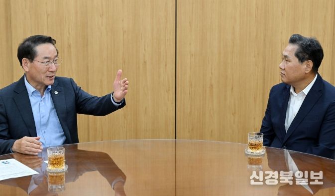 유정복 인천광역시장이 23일 시청 접견실에서 김용석 국토교통부 대도시권광역교통위원회 위원장 접견하고 협력방안 등을 논의하고 있다.