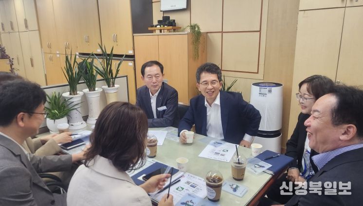 청렴,친절의날을 맞아 청렴 시책 최우수부서에서 간담회가 진행되고 있다(가운데 유정근 영주시장 권한대행)