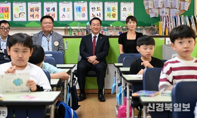 유정복 인천광역시장이 25일 남동구 상아초등학교에서 늘봄프로그램 '지구를 지키는 초록이' 수업을 참관하고 있다.