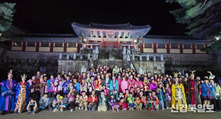 2025 세계유산축전 경주역사유적지구 ‘빛으로 쓰는 이야기 IN 불국사’에 참여한 관람객 단체 기념촬영