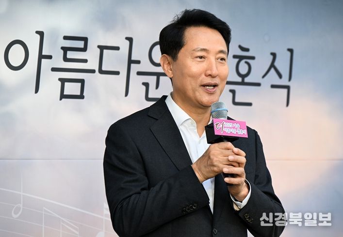 25일 남산 한남 웨딩가든에서 열린 '더 아름다운 결혼식 칸타빌레'에서 오세훈 서울시장이 인사말 하고 있다.
