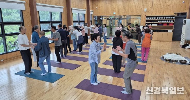 포항시 북구 치매안심센터는 지난 25일 내연산 치유의 숲에서 등록 초기 치매 환자와 가족 20여 명을 대상으로 산림 치유 프로그램을 운영했다.