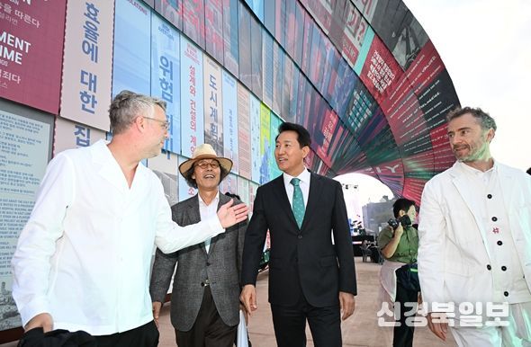 오세훈 서울시장이 26일(금) 열린송현 녹지광장에서 열린 '제5회 서울도시건축비엔날레' 전시 사전투어에서 대형조형물 '휴머나이즈 월(Humanise Wall)' 작품설명을 듣고 있다.