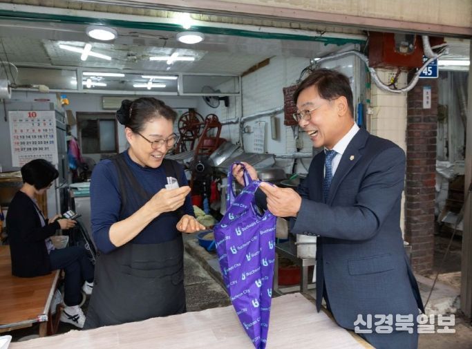 김병전 의장, 추석맞이 전통시장 소상공인 격려