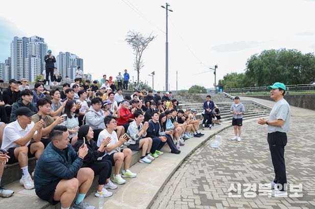 오세훈 서울시장이 추석 연휴 마지막 날인 9일(목) 러닝 번개 '한강런'에 참가한 시민들과 대화를 나누고 있다.