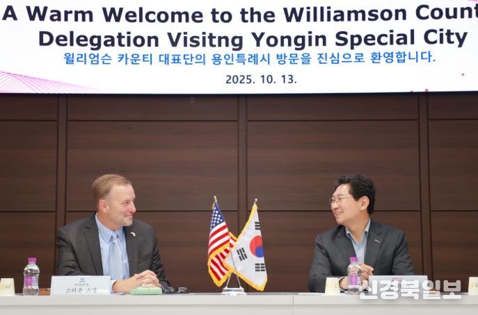 이상일 용인특례시장(오른쪽)과 스티븐 스넬(왼쪽)미국 텍사스주 윌리엄슨카운티장이 13일 용인특례시청 접견실에서 양 도시의 발전 방안을 논의하고 있다.