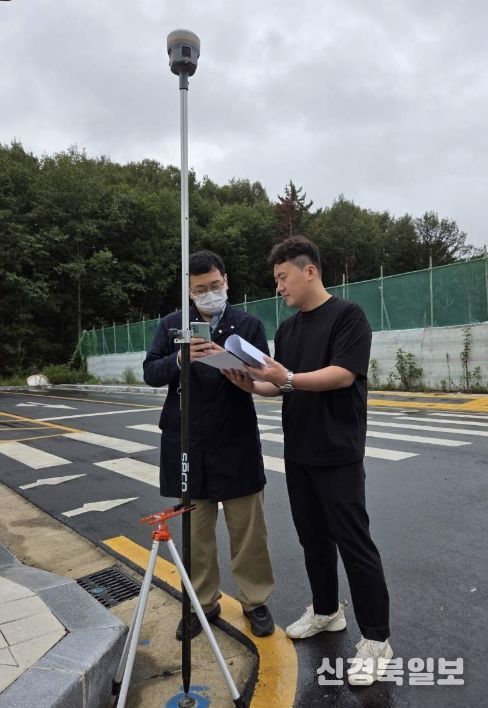 신설된 지적기준점을 점검하고 있는 영천시 관계자들