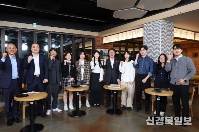 김민석 국무총리가 22일 대구 계명대학교 성서캠퍼스에서 열린 '미래대화 1·2·3 #청년일자리' 제4차 K-토론나라에서 청년들과 대화를 나누고 있다.