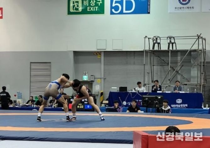 제106회 전국체육대회 레슬링 경기에서 정용석 선수(오른쪽)가 상대 선수와 치열한 경합을 벌이고 있다.
