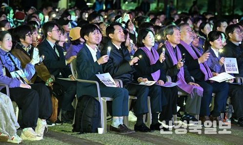 오세훈 서울시장이 25일(토) 저녁 서울광장에서 열린 ‘10.29 이태원 참사 3주기 시민추모대회’에 참석했다.