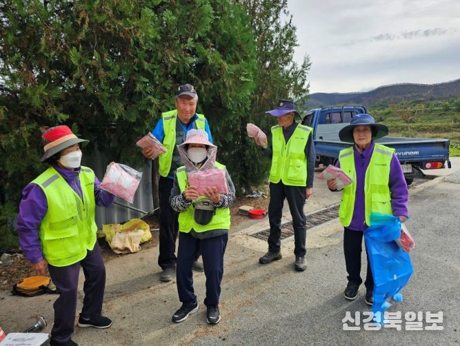 점곡면 ‘내고향물지킴이’ 활동 중 세심한 관심이 기적을 만들어
