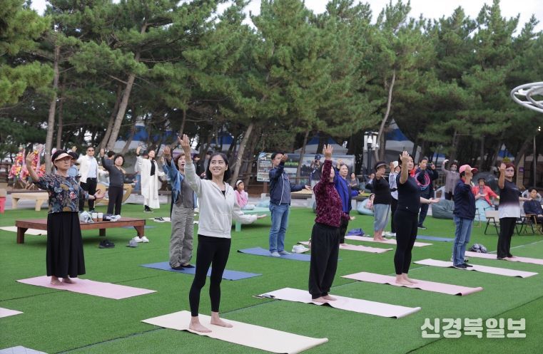 2024년도 영덕국제H웰니스페스타 현장에서 방문객들이 요가 체험을 하고 있다.