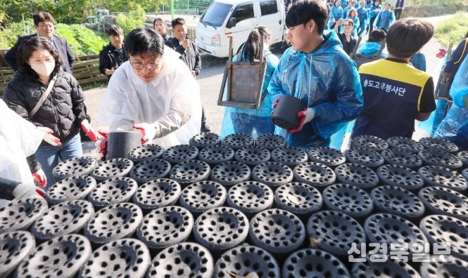 이웃에 온기를 전하는사랑더함 연탄봉사에 동행