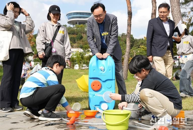 윤병태 나주시장이 빛가람동 호수공원에서 열린 ‘플레이데이’ 행사에 참석해 어린이들의 활동 모습을 지켜보고 있다.