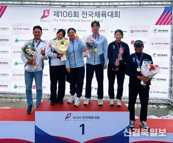 혼성 470급 금메달을 획득한 여수시청 요트팀 이경진·김창주 선수(왼쪽에서 세·네 번째)