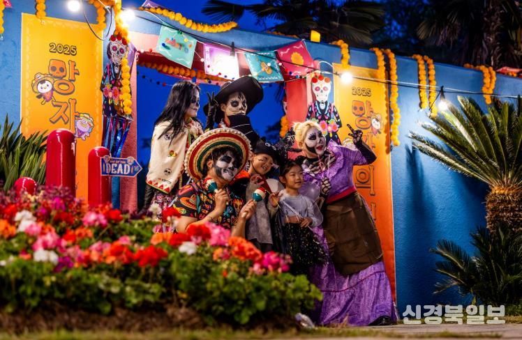 지난 25일 순천만국가정원에서 열린 ‘멕시코 망자의 정원 축제’에서 코스프레 복장을 한 배우들과 함께 사진을 찍는 아이들.