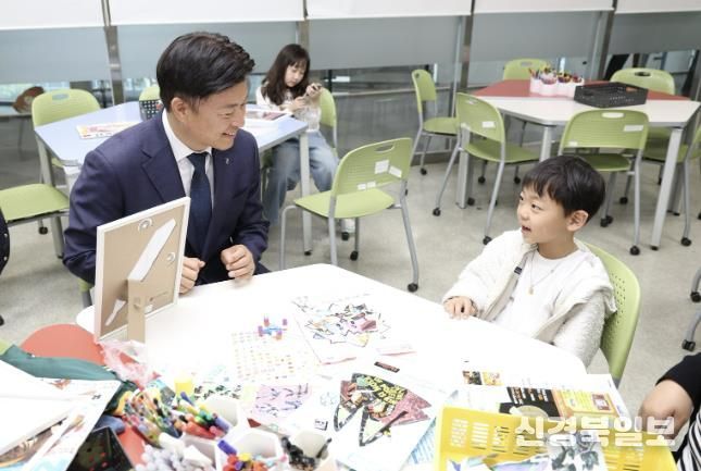 조용익 부천시장이 지난 5월 한국만화박물관 어린이날 행사에서 아이들과 함께 환하게 웃고 있다.