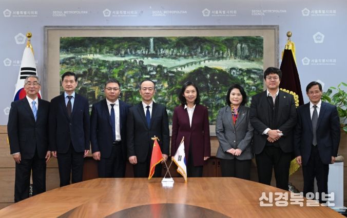 상하이인대 대표단과 면담 후 기념 촬영(좌측에서 다섯 번째 최호정 의장, 박춘선 의원(여섯번째), 김동욱 의원(일곱번째))