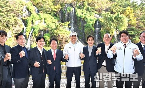 오세훈 서울시장이 6일(목) 서대문구 홍제동 일대에서 열린 '홍제폭포 북합문화센터 개관식'에서 참석자들과 기념사진을 촬영하고 있다.