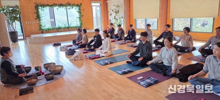 첫째날인 6일 명상프로그램에 참여하고 있다.