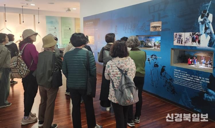 의성도서관 배롱나무 독서회, 남해에서 문학을 만나다.