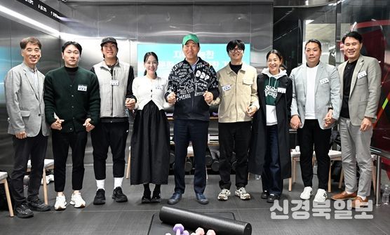 오세훈 서울시장이 10일(월) 영등포구 5호선 여의나루역 러너스테이션에서 열린 '지속가능한 러닝문화 조성을 위한 간담회' 참석자들과 기념사진을 촬영하고 있다.