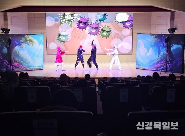 경북교육청, 유아 대상 식중독 예방 뮤지컬 ‘빨간모자의 안전한 도시락 지키기 대소동’ 공연