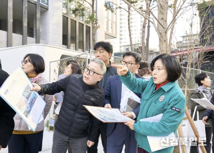 14일 이수희 강동구청장(맨 앞)이 천호3구역과 4구역의 통학 환경을 점검하고 있다