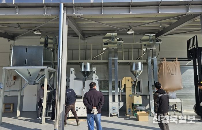 경주시는 논콩 생산 증가에 대응하기 위해 농기계임대사업소 본소에 대용량 콩정선선별기를 설치하고 시운전을 진행했다